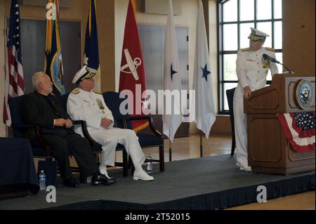 0908070426B-023 WASHINGTON (le 7 août 2009) l'amiral arrière Frank Thorp IV s'adresse au chef des opérations navales (CNO) l'amiral Gary Roughead lors de la cérémonie de changement de bureau du chef de l'information au Washington Navy Yard Sail Loft. L'arrière-amiral Dennis J. Moynihan relève Thorp comme porte-parole de l'US Navy. Thorp prend sa retraite après 28 ans de service naval. Marine Banque D'Images