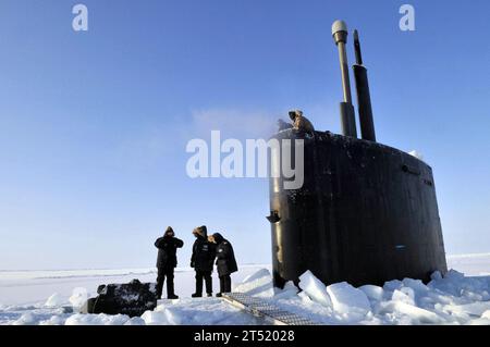 0903228273J-141 OCÉAN ARCTIQUE (le 21 mars 2009) les membres de la Station de glace du Laboratoire de physique appliquée débarrassent la glace de l'écoutille du sous-marin USS Annapolis (SSN 760) de la classe Los Angeles après que le sous-marin ait traversé la glace pendant qu'il participait à l'exercice de glace 2009 dans l'océan Arctique. Annapolis et le sous-marin d’attaque de classe Los Angeles USS Helena (SSN 725) participent à l’ICEX pour opérer et s’entraîner dans l’environnement difficile et unique qui caractérise la région arctique. Marine Banque D'Images