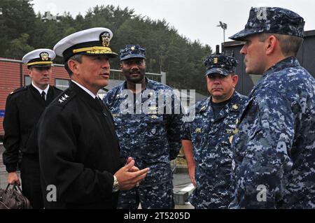 110830IZ292-009 BERGEN, Norvège (le 30 août 2011) le vice-amiral Harry B. Harris Jr., commandant de la 6e flotte américaine, rencontre le Cmdt. Tom Winter, à droite, commandant du sous-marin d'attaque de classe Los Angeles USS Montpelier (SSN 765) alors que le sous-marin fait escale à Bergen, en Norvège. Harris a visité Montpelier à la base navale de Haakonsvern lors d'une visite de quatre jours en Norvège pour renforcer les partenariats maritimes avec ses homologues norvégiens. Marine Banque D'Images