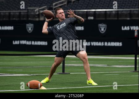 Las Vegas, Nevada, États-Unis. 19 septembre 2023. Le Sgt Taylor Thagard, sous-officier des services d'incendie et d'urgence du 99th civil Engineer Squadron chargé de l'entraînement, lance un ballon de football lors du camp de Salute to Service de l'Association des automobiles des Services Unis au stade Allegiant, Las Vegas, le 19 septembre 2023. Les aviateurs ont été entraînés et évalués pour leur exécution des exercices de combinaison de la NFL que les Raiders de Las Vegas utilisent. (Photo : aviateur senior Megan Estrada) (image de crédit : © aviateur senior Megan Estrada/ZUMA Press Wire) USAGE ÉDITORIAL SEULEMENT! Non destiné à UN USAGE commercial ! Banque D'Images
