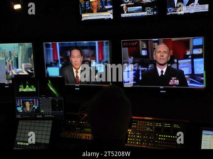 111111FC670-041 NEW YORK (le 11 novembre 2011) le chef des opérations navales (CNO), le SMA Jonathan Greenert, s'assoit pour une entrevue avec MSNBC News Network lorsqu'il est à New York pour le défilé de la Journée des anciens combattants, le 11 novembre. Marine Banque D'Images