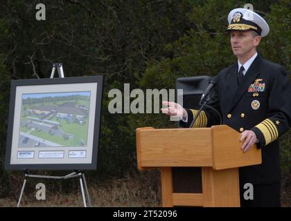 1002095812W-002 MAYPORT, Floride (le 9 février 2010) le vice-chef des opérations navales (VCNO) le SMA Jonathan Greenert prononce une allocution lors d'une cérémonie inaugurale pour le nouveau denter du développement de l'enfant à la base navale de Mayport. Le centre, qui accueillera 212 enfants, devrait être achevé en mars 2011. Marine Banque D'Images