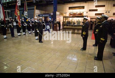 0702130696M-116 Washington Navy Yard (13 février 2007) - Commandant en chef, Marine chilienne, SMA Rodolfo Codina Diaz, Chef des opérations navales (CNO) SMA Mike Mullen et Commandant adjoint de réserve, Commandement des installations navales, SMA arrière Julius S. Caesar, saluez lors d'une cérémonie d'accueil au Navy Museum à bord du Washington Navy Yard. Diaz a reçu la Légion du mérite de la Marine par Mullen pour sa coopération continue avec la marine américaine. US Navy Banque D'Images