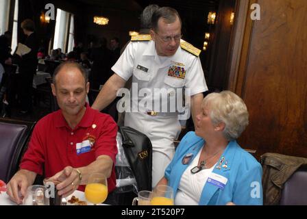 0705260696M-090 CHICAGO (le 26 mai 2007) - le chef des opérations navales (CNO), le SMA Mike Mullen, s'entretient avec les familles récipiendaires du drapeau étoile d'or lors d'un petit déjeuner privé à Chicago le 26 mai 2007. Depuis la première Guerre mondiale, les membres de la famille des anciens combattants décédés ont accroché une étoile d'or dans leurs fenêtres pour honorer leurs proches tombés au combat. Le maire Richard Daley et l'amiral Mullen remettront aux familles de la région de Chicago leurs drapeaux Gold Star lors d'une cérémonie de dépôt de couronnes à Daley. L'amiral Mullen était à Chicago pour participer en tant que Grand Marshal à la parade annuelle du Memorial Day de la ville. US Navy Banque D'Images