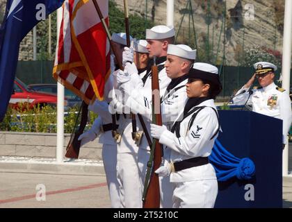 0707196544L-002 NAPLES, Italie (19 juillet 2007) Р l'activité de soutien naval Naples couleur garde présente les couleurs lors de l'ouverture du commandant, région marine Europe et commandant, Maritime Air Naples, cérémonie de changement de commandement. Le contre-amiral Michael R. Groothousen relève le contre-amiral Noel G. Preston de ses fonctions après PrestonХs une tournée de commandement réussie de deux ans. US Navy Banque D'Images