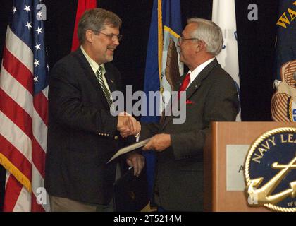 0906139174G-003 ARLINGTON, va. (13 juin 2009) la Navy League of the United States remet au capitaine Richard Phillips le prix Admiral Arleigh Burke leadership Award au Westin Arlington Gateway. Phillips était le capitaine du porte-conteneurs MV Maersk Alabama lorsque des pirates somaliens l'ont détourné le 8 avril 2009. Préoccupé par son équipage, le capitaine Phillips s'est offert aux pirates comme otage en échange de leur libération. Le 12 avril 2009, les forces navales américaines, dont Navy Seals, sauvent Phillips d'un des canots de sauvetage MaerskХs alors que les pirates tentent de s'échapper. Marine Banque D'Images