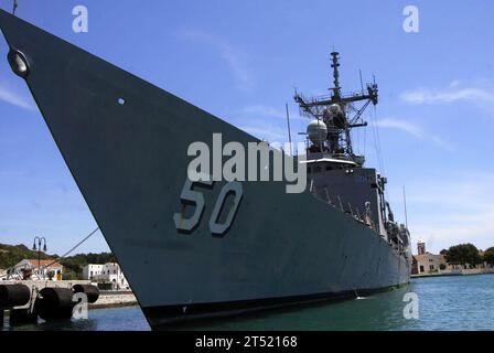 1006047638k-097 MAHON, Espagne (4 juin 2010) la frégate de missiles guidés USS Taylor (FFG 50) est amarrée à la base navale Mahon, Minorque, Espagne lors d'une visite du port. Taylor participe à l'opération Active Endeavor pour une mer Méditerranée sûre et sécurisée. Marine Banque D'Images