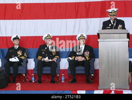 0612146433N-053 Norfolk, Virginie (14 décembre 2006) Р le capitaine David C. Dykhoff, commandant de l'USS George Washington (CVN 73), prononce un discours après avoir relevé le contre-amiral Garry R. White lors d'une cérémonie de changement de commandement tenue à la base navale de Norfolk. US Navy Banque D'Images