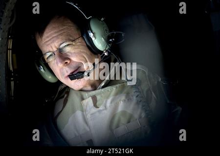 0812210696M-245 AFGHANISTAN (le 21 décembre 2008) l'amiral Mike Mullen, président des chefs d'état-major interarmées, effectue une visite aérienne de la province de Farah, en Afghanistan. Mullen visite le 3e bataillon du 8e Marines déployé à partir de Camp Lejune, N.C. à leurs bases opérationnelles avancées dans la région. Marine Banque D'Images