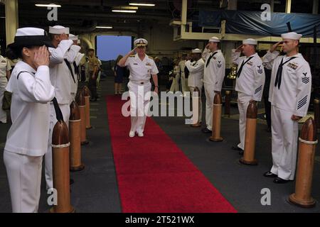 1004308273J-342 FORT LAUDERDALE, FLORIDE (30 avril 2010) le chef des opérations navales (CNO), l’amiral Gary Roughead, quitte le navire d’assaut amphibie USS Iwo Jima (LHD 7). Iwo Jima, avec 2 500 marins, marines et gardes côtiers américains et allemands participent à la vingtième Fleet week Port Everglades, South FloridaХs célébration annuelle des services maritimes. Marine Banque D'Images