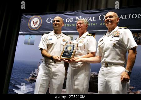 1006018273J-048 WASHINGTON (le 1 juin 2010) Chef des opérations navales (ONC) le SMA Gary Roughead félicite l'USS Frank Cable (AS 40) d'avoir reçu le prix de la qualité environnementale des grands navires au cours de la cérémonie de remise des prix environnementaux du chef des opérations navales 2009 au Navy Memorial à Washington D.C. Navy Banque D'Images