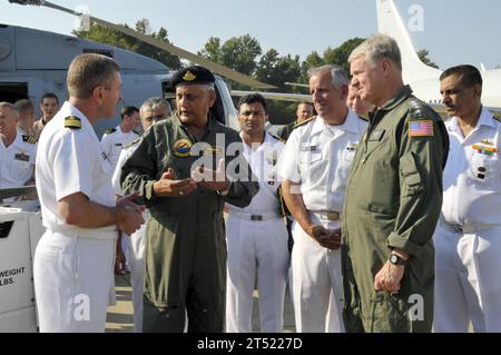 1009248273J-101 PAXTUXENT RIVER, Maryland (24 septembre 2010) le chef des opérations navales (CNO), le SMA Gary Roughead, à droite, et le chef d'état-major de la marine indienne, le SMA Nirmal Verma, au milieu gauche, visitent divers aéronefs et installations de la base aéronavale de Paxtuxent River. Marine Banque D'Images