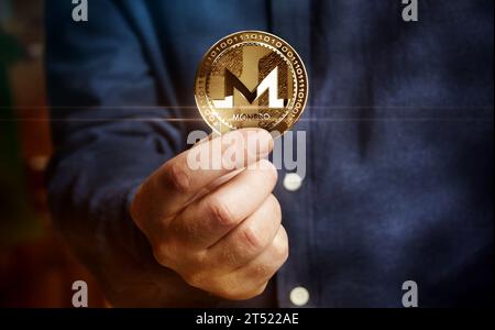 Monero XMR monnaie d'or de crypto-monnaie dans le concept abstrait de main Banque D'Images