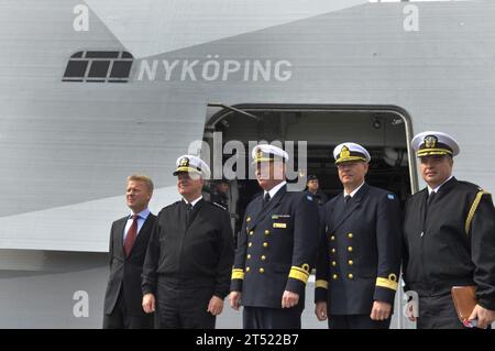 1008198273J-054 KARLSKRONA, Suède (le 19 août 2010) le chef des opérations navales (CNO), l'amiral Gary Roughead, deuxième à partir de la gauche, pose pour A. Banque D'Images