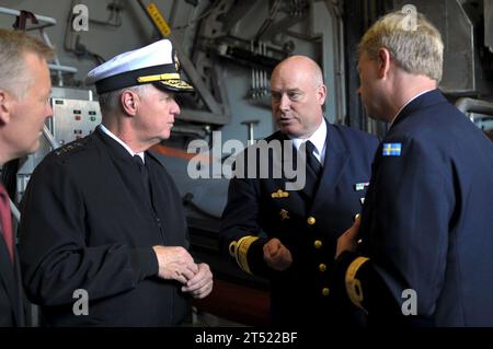 1008198273J-066 KARLSKRONA, Suède (le 19 août 2010) le chef des opérations navales (CNO) l'amiral Gary Roughead, à gauche, parle avec le contre-amiral Anders Grenstad, chef d'état-major de la Marine royale suédoise à bord de la Visby Corvette HSWMS NYKOPING DE la base navale de Karlskrona. Marine Banque D'Images