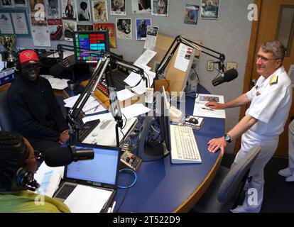1005246220J-121 LITTLE ROCK, ARKANSAS (24 mai 2010) le contre-amiral Raymond P. English, directeur des Forces de réserve interarmées, J-9, DLA, pose des questions lors d'une entrevue radiophonique sur KOKY-FMХs Broadway Joe Booker Show pendant la journée de lancement de la Little Rock Navy week 2010. La Little Rock Navy week, l'une des 20 Navy week prévues à travers l'Amérique pour 2010, est conçue pour montrer aux Américains l'investissement qu'ils ont fait dans leur marine et sensibiliser les villes qui n'ont pas une présence significative de la marine. Marine Banque D'Images