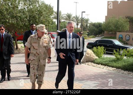 0908041027S-099 MANAMA, Bahreïn (4 août 2009) le vice-amiral Bill Gortney, commandant, commandement central des forces navales américaines, à gauche, marche avec le secrétaire à la Marine (SECNAV) l'honorable Ray Mabus à l'activité de soutien naval Bahreïn. Au cours de sa visite à Bahreïn, Mabus a rencontré des hauts dirigeants et a tenu une conversation téléphonique avec des marins et des Marines. Il s'agissait de la première visite de Mabus à Bahreïn depuis qu'il est devenu secrétaire à la Marine en juillet 18. Marine Banque D'Images