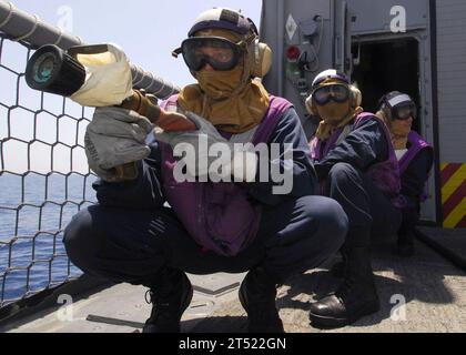 1006197638k-121 ADRIATIC SEA (19 juin 2010) des marins simulent le refroidissement de munitions explosées d'un accident d'hélicoptère pendant une formation de contrôle des dégâts à bord de la frégate de missiles guidés USS Taylor (FFG 50) de la classe Oliver Hazard Perry. Taylor participe au Partenariat des marins de l'Adriatique (PAMCO) lors d'un déploiement prévu dans la zone de responsabilité de la 6e flotte américaine. Marine Banque D'Images