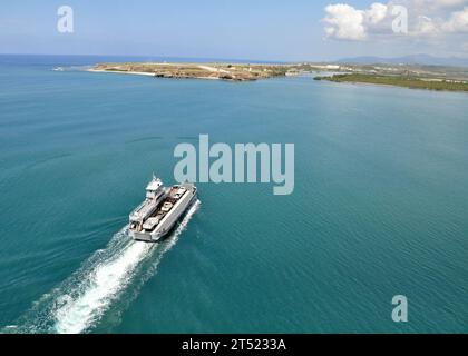 1005068241M-286 GUANTANAMO BAY, Cuba (6 mai 2010) vue aérienne d'un ferry-boat traversant le port de la base navale de Guantanamo Bay, Cuba. Le traversier est le principal moyen de transport du personnel, de l'équipement et des magasins d'un côté du port à l'autre. Guantanamo Bay est une plaque tournante logistique pour la marine américaine, la garde côtière américaine, l'armée américaine et les navires alliés et les plates-formes aériennes opérant dans la région des Caraïbes de la 4e flotte américaine. Marine Banque D'Images