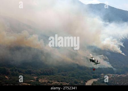 0710266597H-090 SAN DIEGO (26 octobre 2007) - un MH-60S Seahawk, affecté au Helicopter Sea combat Squadron (HSC) 85, transporte un seau contenant 420 gallons d'eau à jeter sur un feu de forêt dans le comté de San Diego. Le HSC-85 continue d'aider le Département des forêts et de la protection contre les incendies de Californie dans ses efforts de lutte contre les incendies aériens pour lutter contre les incendies de forêt dans le sud de la Californie. US Navy Banque D'Images