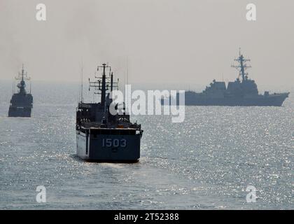 0906275207L-352 SOUTH CHINA SEA (27 juin 2009) la corvette KD Lekiu (F 30) de la Royal Malaysian Navy, le navire de soutien multi-rôle KD Sri Indera Sakti et le destroyer de missiles guidés USS Chung-Hoon (DDG 93) de la Marine américaine manœuvrent ensemble pendant la phase en mer de la coopération à flot (CARAT) Malaisie 2009. CARAT est une série d'exercices bilatéraux organisés chaque année en Asie du Sud-est pour renforcer les relations et améliorer la disponibilité opérationnelle des forces participantes. Marine Banque D'Images