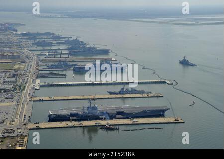 110707XZ912-089 NORFOLK (7 juillet 2011) le destroyer à missiles guidés USS Ross (DDG 71) fait escale dans la base navale de Norfolk, la plus grande base navale du monde. Marine Banque D'Images