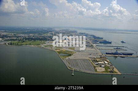 110707XZ912-104 NORFOLK (7 juillet 2011) vue aérienne de la base navale de Norfolk, la plus grande base navale du monde. Marine Banque D'Images