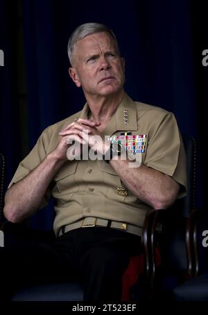 110713UH963-039 WASHINGTON (13 juillet 2011) Commandant du corps des Marines le général James F. Amos écoute en tant que secrétaire de la Marine (SECNAV) l'honorable Ray Mabus prononce le discours liminaire lors de l'hommage du Département de la Marine au leadership afro-américain au Pentagone. Marine Banque D'Images