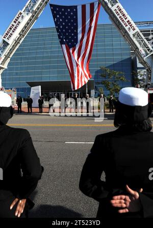 110825RJ218-113 VIRGINIA BEACH, va. (25 août 2011) près de 1 000 marins affectés au porte-avions USS Theodore Roosevelt (CVN 71) 'man the rails' à l'extérieur du Virginia Beach Convention Center pour honorer les 17 membres de l'équipe de SEAL tombés qui ont été abattus le mois dernier dans la province de Wardak, Afghanistan. Les marins se tenaient à l’attention pour l’arrivée des familles et des invités d’honneur présents à l’événement. Theodore Roosevelt subit un ravitaillement pluriannuel et une révision complexe à Newport News Shipbuilding, une division de Huntington-Ingalls Industries. Marine Banque D'Images