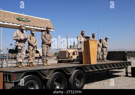 120213UH337-002 PROVINCE DE HELMAND, Afghanistan (13 février 2012) aumônier j.g. Brian Myers, affecté au bataillon de construction mobile navale (NMCB) 11, prononce une prière lors d'une cérémonie au cours de laquelle le NMCB-4 a transféré l'autorité du camp Krutke, une partie du camp Leatherneck, au NMCB-11. Le NMCB-11 a relevé le NMCB-4 qui a récemment terminé un déploiement de huit mois en Afghanistan. Marine Banque D'Images