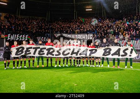 NIJMEGEN, PAYS-BAS - NOVEMBRE 2 : les joueurs de NEC brandissent une bannière de fans avec le texte Beterschap Bas Dost de NEC, (dans l'ordre G-D), Dirk Proper, Sai van Wermeskerken, Magnus Mattson, Nils Rossen, Mathias Ross du NEC, Kodai Sano du NEC, Calvin Verdonk du NEC, gardien Robin Roefs du NEC, Lasse Schone du NEC, Bart van Rooij du NEC, Rober Gonzalez, gardien Jasper Cillessen du NEC, d'Leanu Arts du NEC, Mees Hoedemakers de NEC célèbre sa victoire lors du match du 1e tour de la Toto KNVB Cup entre NEC et Roda JC au Goffertstadion le 2 novembre 2023 à Nimègue, aux pays-Bas. (Photo de Broer van Banque D'Images