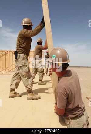 1004283256G-002 DELARAM, Afghanistan (28 avril 2010) les Seabees affectés au Detail Delaram II du Naval Mobile Construction Battalion (NMCB) 133, élèvent les murs lors de la construction d'une cabane en Asie du Sud-Ouest sur une base opérationnelle avancée à Delaram, Afghanistan. La cabane sera utilisée comme bâtiment de commandement de l'armée nationale afghane. Le NMCB-133 se trouve dans la zone de responsabilité du Commandement central des États-Unis pendant son déploiement en Afghanistan. (Corps des Marines des États-Unis Banque D'Images