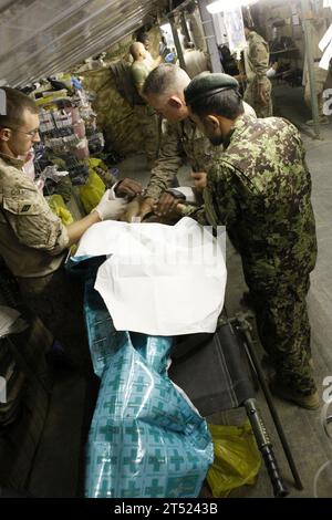 1010237825S-027 SANGIN, Afghanistan (23 octobre 2010) des cadavres d'hôpital affectés au quartier général et à la compagnie de services, au 3e Bataillon, au 5e Marines, à l'équipe de combat régimentaire 2 et à un soldat de l'Armée nationale afghane administrent les premiers soins à un ressortissant afghan à la base opérationnelle avancée Jackson. Le bataillon est un élément de combat de l'équipe régimentaire de combat 2, dont la mission est de mener des opérations de lutte contre l'insurrection en partenariat avec les Forces internationales d'assistance à la sécurité en Afghanistan. (Corps des Marines des États-Unis Banque D'Images