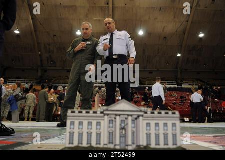 0812180106C-055 WASHINGTON, D.C. (18 décembre 2008) des membres du Comité inaugural des forces armées (AFIC) participent à un exercice cartographique à grande échelle à l'Armory DC. L’AFIC est une organisation mixte chargée de fournir un soutien cérémoniel militaire à la 56e investiture présidentielle, qui aura lieu le 20 janvier 2009. Marine Banque D'Images