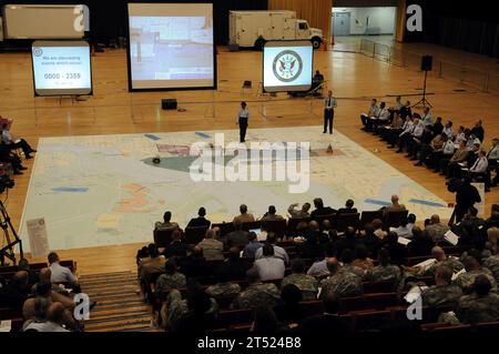 0812180106C-022 WASHINGTON, D.C. (18 décembre 2008) des membres du Comité inaugural des forces armées (AFIC) participent à un exercice cartographique à grande échelle à l'Armory DC. L’AFIC est une organisation mixte chargée de fournir un soutien cérémoniel militaire à la 56e investiture présidentielle, qui aura lieu le 20 janvier 2009. Marine Banque D'Images