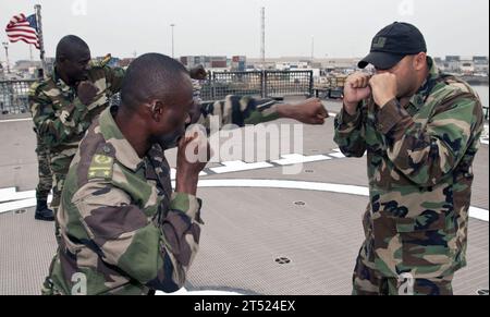 110720XK513-124 POINTE NOIRE (20 juillet 2011) des instructeurs de la marine américaine de la formation en sécurité des affaires civiles maritimes mènent une formation d'autodéfense avec des membres de l'armée congolaise lors d'un cours d'opérations d'embarquement à bord du navire à grande vitesse Swift (HSV 2) dans le cadre de la Station de partenariat avec l'Afrique 2011. Africa Partnership Station est une initiative de coopération internationale en matière de sécurité qui vise à renforcer les partenariats maritimes mondiaux grâce à des activités de formation et de collaboration visant à améliorer la sûreté et la sécurité maritimes en Afrique. Marine Banque D'Images