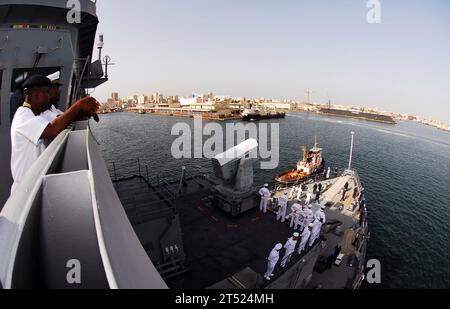 0711058933S-108 DAKAR, Sénégal (5 novembre 2007) - à bord du navire amphibie USS fort McHenry (LSD 43), des membres de l'équipe expéditionnaire de partenariat observent les membres de l'équipage et le personnel de la Station de partenariat avec l'Afrique (APS) pendant qu'ils manipulent les rails. L’APS prévoit d’amener des équipes de formation internationales au Sénégal, au Liberia, au Ghana, au Cameroun, au Gabon, et Sao Tomé-et-principe, pour soutenir plus de 20 projets d'aide humanitaire en plus d'accueillir des échanges d'informations et des formations avec les pays partenaires au cours de son déploiement de sept mois. US Navy Banque D'Images