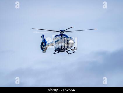 Polizeihubschrauber, Airbus Helicopters H145, der Landespolizei NRW, nach dem Start auf dem Flughafen Düsseldorf, Polizeifliegerstaffel, Polizeihubschrauber *** hélicoptère de police, Airbus Helicopters H145, de la police de l'État de NRW, après le décollage à l'aéroport de Düsseldorf, escadron d'aviation de police, hélicoptère de police, police, hélicoptère de police, hélicoptère de police : Imago/Alamy crédit Live News Banque D'Images