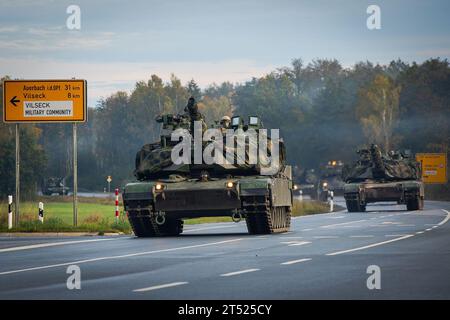 Allemagne. 22 octobre 2023. Les soldats de l'armée américaine, affectés à la 3e division d'infanterie, transportent des chars M1 Abrams lors d'une marche tactique sur la route vers Combined Resolve 24-01 au joint multinational Readiness Center (JMRC) près de Hohenfels, en Allemagne, le 22 octobre 2023. Combined Resolve 24-01 est un exercice d'entraînement récurrent de l'armée américaine pour l'Europe et l'Afrique, conçu pour préparer les équipes de combat des brigades américaines, les alliés et les partenaires de l'OTAN à appuyer les initiatives de dissuasion de l'OTAN. Environ 4 000 soldats de 14 nations ont participé à cet événement. (Image de crédit : © William Kuang/États-Unis Army/ZUMA Press Wire) ÉDITORIAL US Banque D'Images