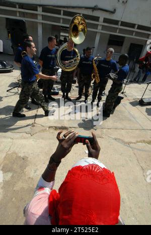 0902041688B-477 SADJI, Sénégal (4 février 2009) les élèves du Lycée Abdoulaye assistent à une performance des diplomates, du commandant, de la bande des forces navales américaines en Europe (CNE) et de la bande du sous-ensemble CNE à Sadji. Les diplomates participent à la Station de partenariat avec l'Afrique (APS) 2009. APS est une initiative internationale développée par Naval Forces Europe et Naval Forces Africa, qui vise à travailler en coopération avec des partenaires américains et internationaux pour améliorer la sûreté et la sécurité maritimes sur le continent africain. Marine Banque D'Images