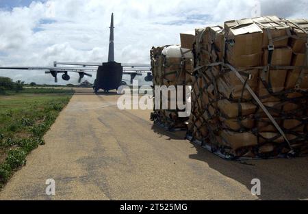 0611103884F-048 Gode, Éthiopie (10 novembre 2006) - un avion C-130H Hercules de l'Armée de l'Air affecté à la Force opérationnelle interarmées combinée Corne de l'Afrique (CJTF-HOA) fournit une aide humanitaire aux victimes des inondations dans la région de l'Ogaden en Éthiopie. US Navy Banque D'Images