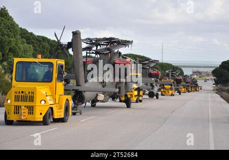 1101288446a-185 ROTA, ESPAGNE (28 janvier 2001) hélicoptères AH-64 A/D Apache affectés à la brigade d'aviation de combat de la 4e division d'infanterie américaine basée à ft. Hood, Texas, sont remorqués vers un aérodrome lors d'un mouvement inter-théâtre d'actifs aéronautiques depuis ft. Hood en Afghanistan. Marine Banque D'Images