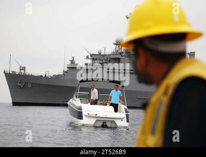 1004259706M-003 PACIFIC OCEAN (25 avril 2010) le navire amphibie de transport à quai USS Dubuque (LPD 8) et cinq membres d'équipage dans l'un des bateaux du navire aident deux plaisanciers au large des côtes de la Californie. Les plaisanciers étaient en route d'Avalon à Newport Beach, en Californie, quand ils ont manqué de carburant. L'équipage du navire a évalué l'état de l'équipage et du bateau et a fourni du carburant aux plaisanciers. Un navire de la Garde côtière a ensuite guidé le bateau jusqu'à Newport Beach. Dubuque et le Peleliu Amphibious Ready Group terminent un exercice de certification avec la 15e Marine Expeditionary Unit (15e unité expéditionnaire maritime embarquée) Banque D'Images