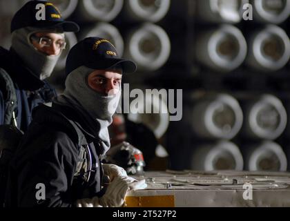 0710167981E-092 INDIAN ISLAND, Washington (16 octobre 2007) - des membres du département de l'air surveillent les incendies dans la baie du hangar du porte-avions de classe Nimitz USS Abraham Lincoln (CVN 72) lors d'un chargement de munitions à Naval Magazine Indian Island. Le navire a pris plus de trois millions de livres de munitions au cours de l'évolution. Lincoln quitta son port d'Everett pour une période programmée en cours pour inclure l'exercice composite Training Unit Exercise (COMPTUEX), un exercice conçu pour améliorer les qualités de cohésion du groupe d'attaque du navire. US Navy Banque D'Images