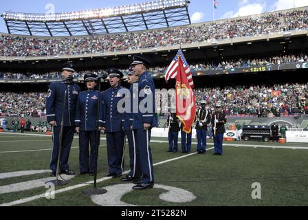 0811099818V-189 EAST RUTHERFORD, N.J. (9 novembre 2008) des membres de l'United States Air Force chantent l'hymne national sur le terrain aux Meadowlands avant le match de la NFL entre les Jets de New York et St. Louis Rams à la Journée d'appréciation militaire. Marine Banque D'Images