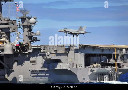 1003234774B-324 PACIFIC OCEAN (23 mars 2010) un FA/18E Super Hornet affecté au Sunliners of Strike Fighter Squadron (VFA) 81 atterrit à bord du porte-avions de classe Nimitz USS Carl Vinson (CVN 70) lors d'une démonstration en vol. Carl Vinson soutient Southern Seas 2010, une opération dirigée par le Commandement Sud des États-Unis qui offre aux forces américaines et internationales la possibilité d’opérer dans un environnement multinational. Marine Banque D'Images