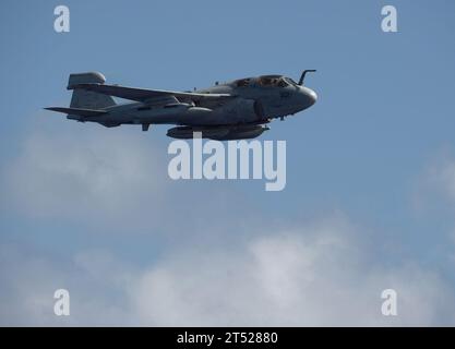 110603DR144-089 PACIFIC OCEAN (3 juin 2011) un EA-6B Prowler affecté à l'Electronic Attack Squadron (VAQ) 134 survole le porte-avions de classe Nimitz USS Carl Vinson (CVN 70) lors d'une démonstration de puissance aérienne. Carl Vinson et Carrier Air Wing (CVW) 17 sont en cours dans la zone de responsabilité de la 7e flotte américaine. Marine Banque D'Images