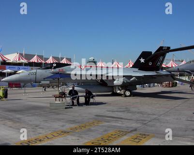 0911170363B-001 DUBAÏ, Émirats arabes Unis (17 novembre 2009) deux aviateurs affectés au Top Hatters of Strike Fighter Squadron (VFA) 14 attendent près d'un écran statique F/A-18E Super Hornet au salon international de l'aéronautique de Dubaï 2009. Le VFA-14 fait partie du Carrier Air Wing Eleven (CVW) 11 et est embarqué à bord du porte-avions USS Nimitz (CVN 68). Le Nimitz Carrier Strike Group est en déploiement de routine dans la zone de responsabilité de la 5e flotte américaine. (Marine américaine Banque D'Images