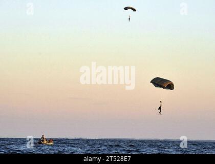 1006088689C-177 FORT WALTON BEACH, FLORIDE. (8 juin 2010) les Navy SEAL et les membres d'équipage de combattants de guerre spéciale parachutinent au cours d'un exercice de déploiement aérien d'embarcations maritimes au large de la côte de fort Walton Beach, Floride. Un bateau gonflable à coque rigide de 11 mètres de Naval Special Warfare a été largué pendant l'exercice. Marine Banque D'Images