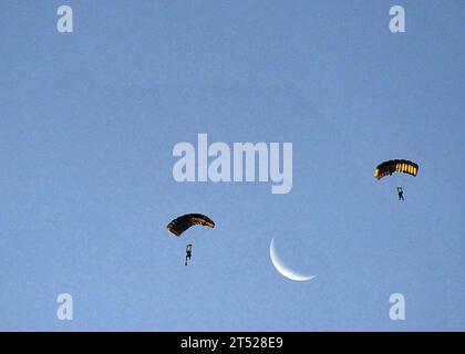 1006088689C-130 FORT WALTON BEACH, FLORIDE. (8 juin 2010) les Navy SEAL et les membres d'équipage de combattants de guerre spéciale parachutinent au cours d'un exercice de déploiement aérien d'embarcations maritimes au large de la côte de fort Walton Beach, Floride. Un bateau gonflable à coque rigide de 11 mètres de Naval Special Warfare a été largué pendant l'exercice. Marine Banque D'Images